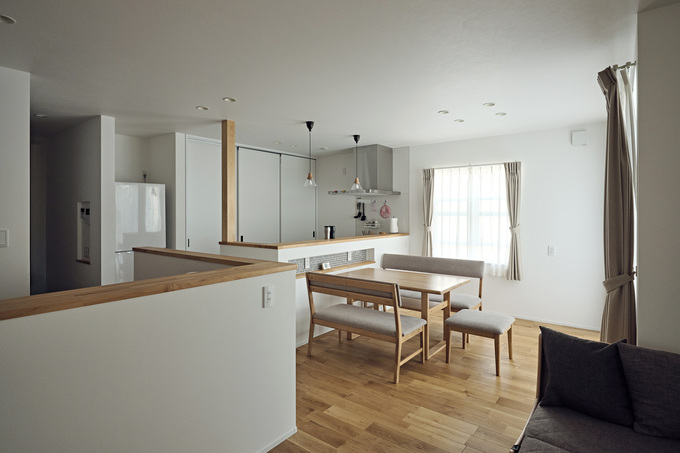 キッチンからも小上がりの様子がわかる