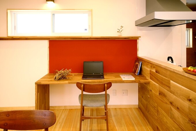 カウンターはお子さまが宿題をするためのスペース。キッチンの前にある理由は、家事をしながら奥さまがお子さまの様子を見ることができるようにするため