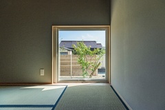 和室には窓を設け、くつろぎながら外の景色を楽しめます。【エムズアソシエイツ】