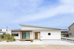 勾配屋根と安定感のあるデザイン【BASIS HAUS+ / ベイシスハウス】
