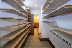 家族用玄関から入ると現れる大容量シューズクローク。玄関ホールとは横並びで繋がっている。