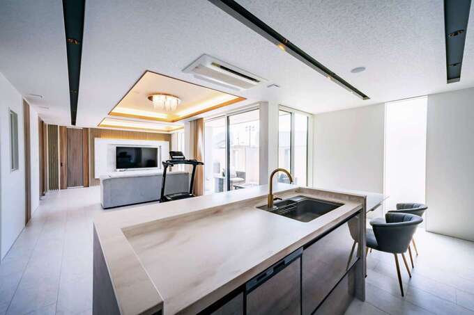 シャンデリアや折上天井など、天井の表情を工夫して、広い空間に変化を付けたLDK
