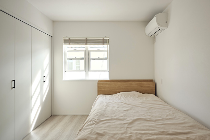 上げ下げ窓と壁面収納付きの主寝室