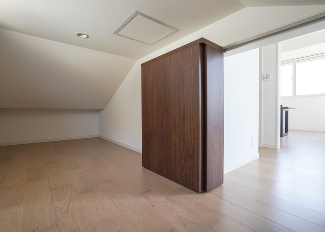 リビング隣接の「小屋KURA」は、季節ものなどがしまえる大容量の収納スペース