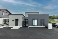 完全二世帯住宅で、親世帯との間には中庭を設けた。階下に生活音が響きやすい2階は子世代部分にだけつくり、両親の暮らしに配慮している