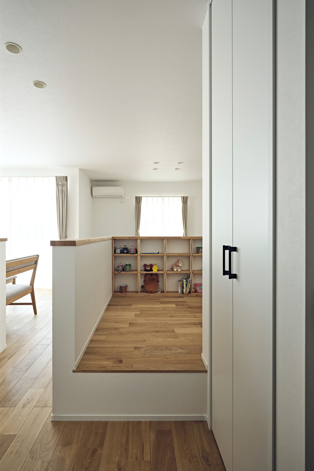 玄関からLDKに向かって廊下を進んだ先に小上がりのキッズコーナーを設けてあり、子どもにやさしい動線が実現