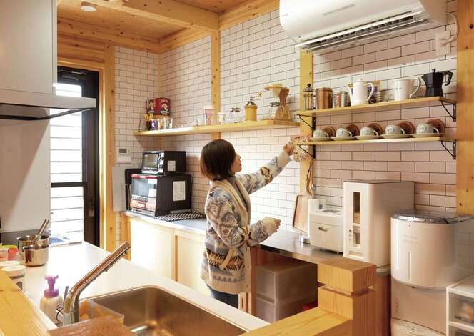 キッチンはカフェスタイル。見せる収納により、軽やかな印象に