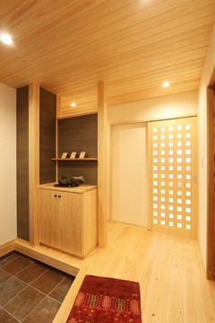 天井に使用した檜羽目板が光を柔らかく広げ、玄関を優しく穏やかな雰囲気に【エコフィールド／LIXIL不動産ショップ】