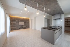 ダウンライトが心地よい雰囲気を作るLDK。キッチンとリビングが一続きになっていて、家族との会話が弾む空間。【トキワハウス デザイン アンド ビルド（常盤工業）】