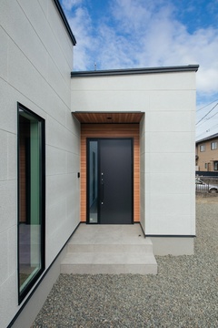 シンプルでモダンな住宅の外観。直線的なデザインが洗練された印象を与える。【TOZAKI HOME 戸﨑建設　】
