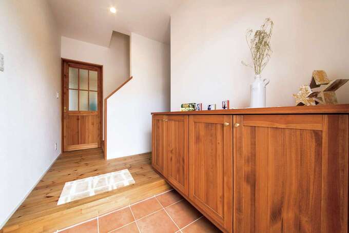 テラコッタ風のタイルがかわいい玄関ホール。大容量のシューズBOXを設置