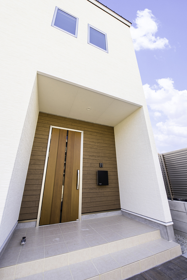 軒の深い玄関ポーチは雨の日もストレスフリー。玄関ドアはタッチキーで、重い荷物を抱えたときでも楽々