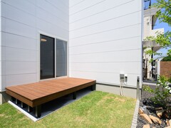 ウッドデッキのあるお庭。目隠しがあり周囲の道路からは見えないようになっています。