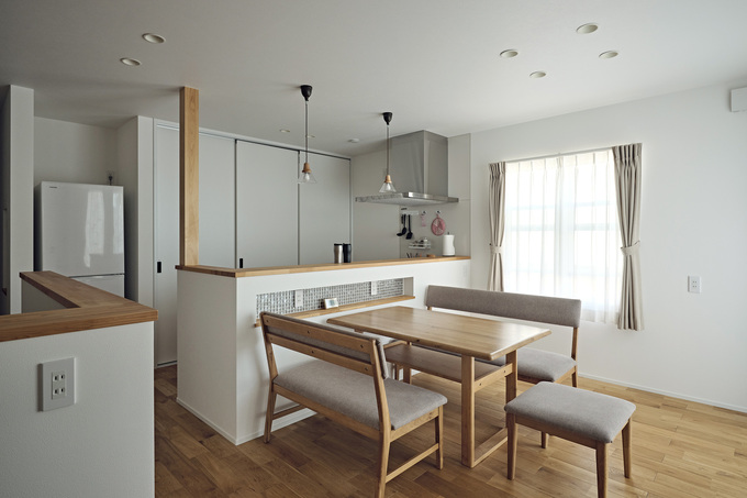 キッチンの背面に大容量の隠す収納を確保