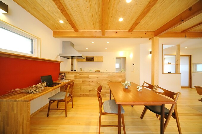 奥にキッチン、手前にダイニングとワークカウンターを設けた