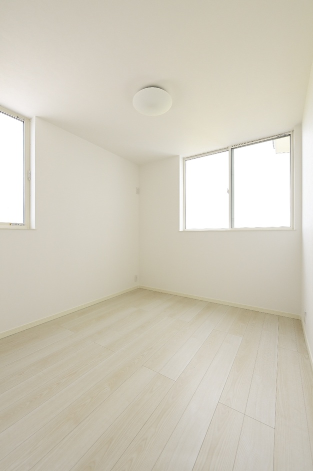 開放的で清潔感のある子ども部屋。大きな窓から光が差し込み、快適な室内環境を提供するデザイン