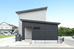 シンプルで洗練されたデザインの住宅外観。ツートンカラーがアクセントとなり、モダンな印象を与えている。【Yamaguchi Design 掛川店（アイフルホーム 掛川店）】