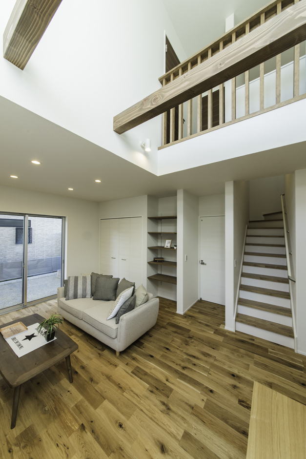 家族のコミュニケーションを取りやすいよう、リビング階段を採用。全室に収納スペースを設置してあるのも同社のこだわり