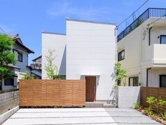 周囲の街並みを選ばないシンプルなボックス型の外観。住宅をコンパクトにし、駐車場を広く確保しました。