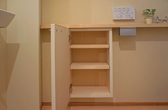 トイレの小物収納を造作。使うものはその場所に収納することが最適。空間に馴染みすっきりとし収納できるのも造作ならでは。トイレブラシの縦長収納もおすすめ。造作では収納したいものに合わせて自由に造ることができる【入政建築】