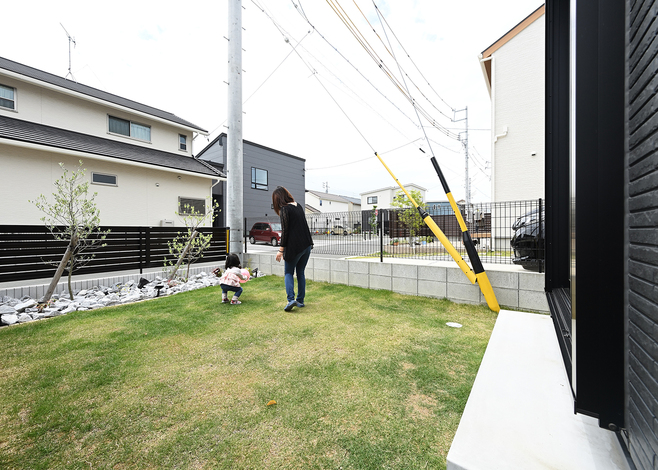 お子さんが走り回れる広々とした庭。外遊びやプール、BBQなども楽しめる