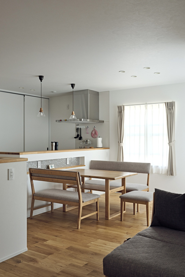 ナラの無垢床が素足に心地いいLDK。対面キッチンからは室内全体を見渡すことができ、家族の気配を常に感じ取れる