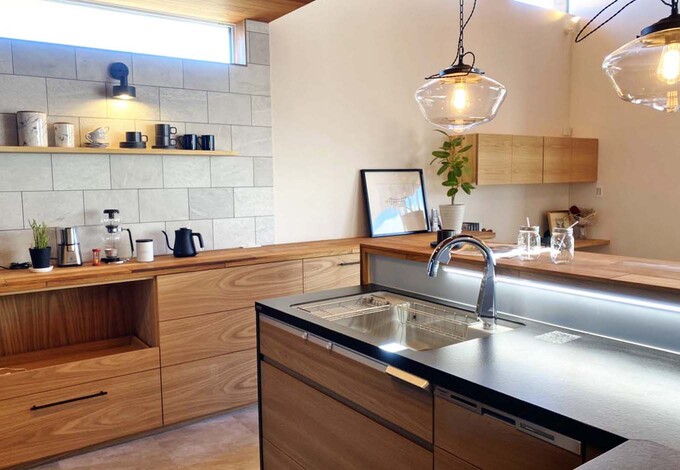 リビングやダイニングと統一したキッチン。料理だけでなく、ディスプレイも楽しめる