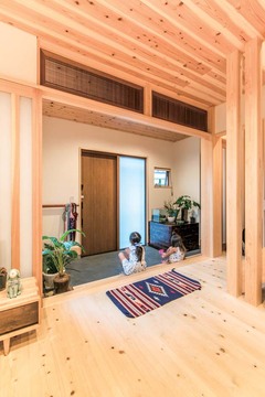 広々として、どこかなつかしい土間空間が2世帯3世代の暮らしを穏やかに交差させる。欄間も前の家のもの【福工房】