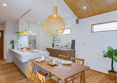 キッチンとダイニングテーブルを横並びにすることで、家事効率を高めると同時にリビングをより広く使うことが可能になった。おしゃれなペンダントライトが、ナチュラルな空間のアクセントに