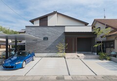 外壁はジョリパットとSOLIDOを組み合わせ重厚感のある外観に【仲田工務店】