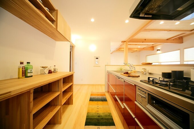 キッチンはTOTOのミッテを採用。T様は赤が好きなので、ワークカウンターのアクセントの壁と合わせた赤をキッチンの扉にも採用。カップボードは造作で奥さまのお気に入り