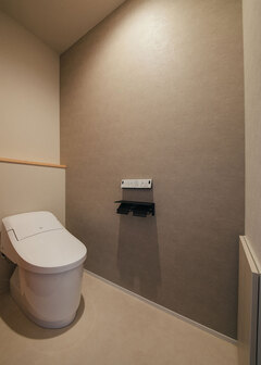 1階トイレはグレーでまとめシックな雰囲気【フジモクの家（富士木材）】