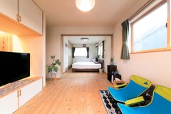 夫婦の寝室は2つに分けられる造り。空間を広く使えるよう、クローゼットの半分をテレビ台に【福工房】