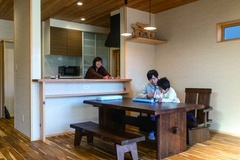 ダイニングはチークの床やスギ赤身の天井が、引き締まった表情に。
【櫻 工務店】