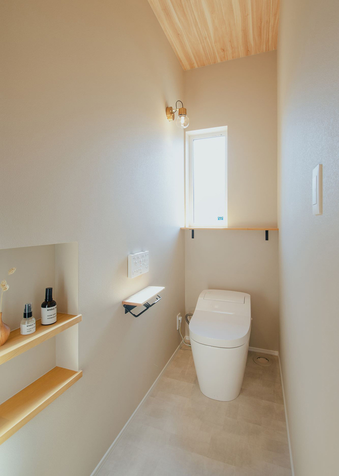 窓からの柔らかい光で明るいトイレ。昼間は電気をつけなくても大丈夫。もちろんトイレも快適な温度