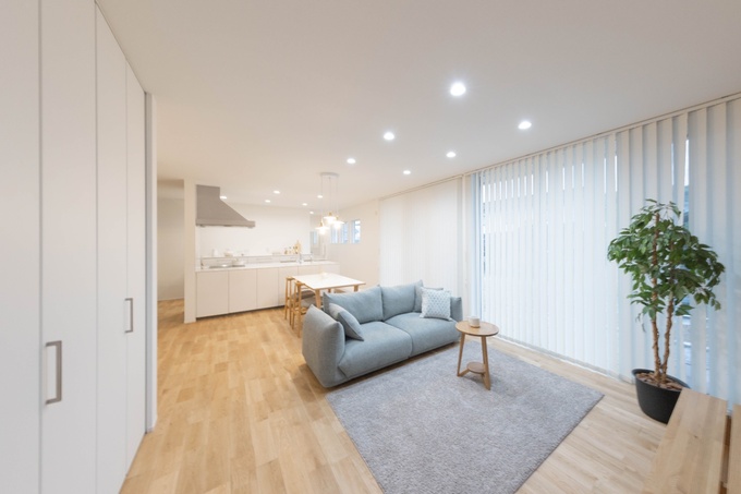 クロス、天井、建具、キッチンと白を基調とした明るいLDK。天井まで伸びる大開口の窓がより開放感を感じさせます。オーク×白の洗練された空間を、ご家族の「好き」が彩っていく。