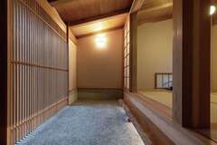 祭りの参加者をもてなすときにも重宝する広い土間玄関【石牧建築】