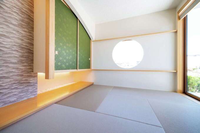 円窓を設けた和モダン風の和室。リビングに隣接し、客間として利用するほか、子どもを寝かせたり、おもちゃ遊びのコーナーとしても利用できる