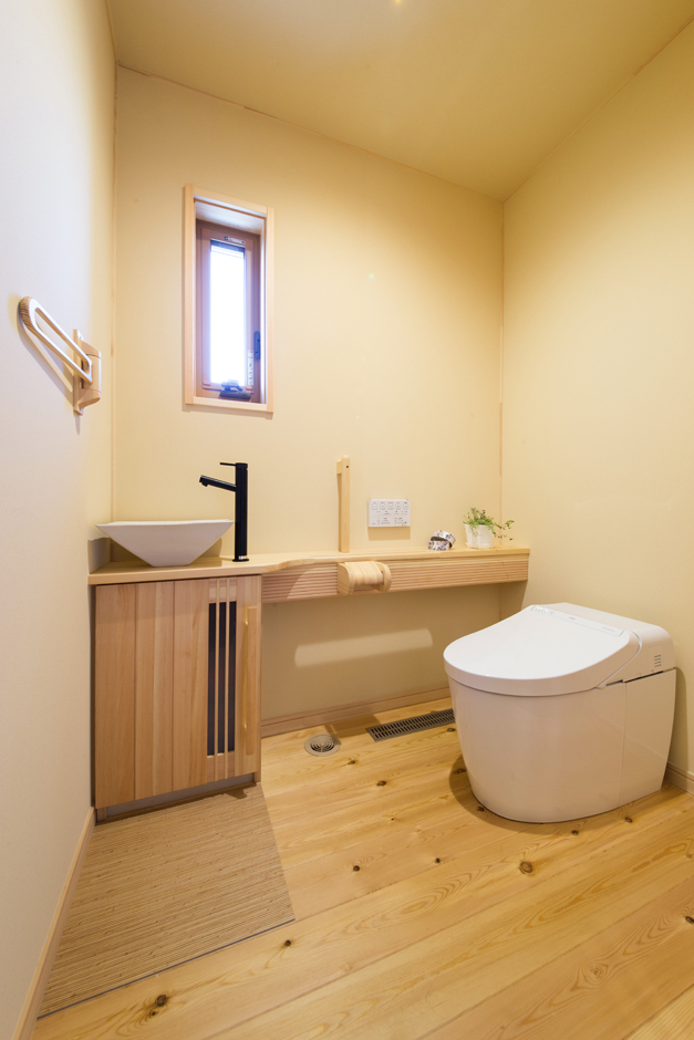 ご高齢のお母さまを思いやり、トイレは車椅子でも使えるようにスペースを広々と確保。パッシブエアコンの効果で冬でも暖かい