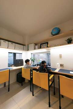 キッチンから見える場所に設けたスタディコーナー＆ワークスペース【TENアーキテクツ一級建築士事務所】