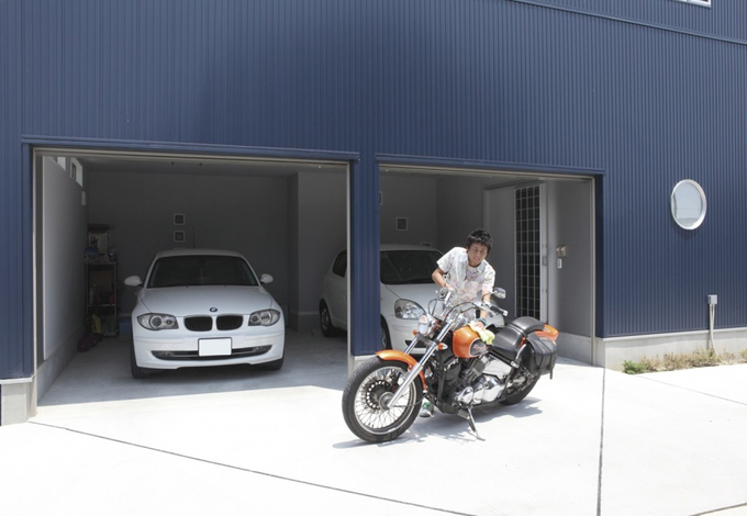念願のビルドインガレージは車２台に加え、バイクやその整備用品なども収納できる大きさ。