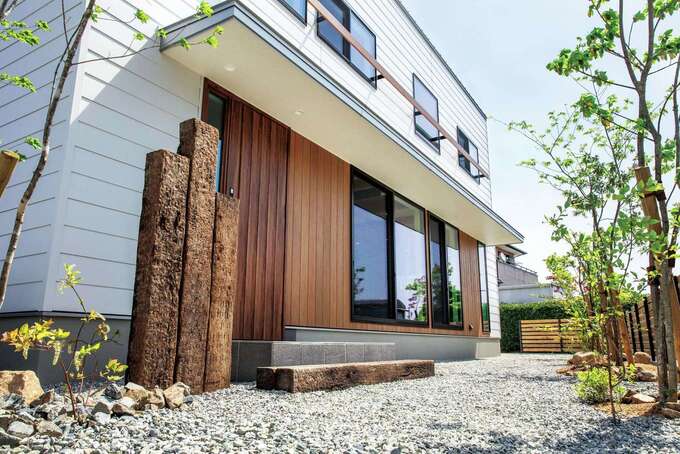 外構も建物と合わせてデザイン。広く出した軒が雨除けや日除けに役立つ