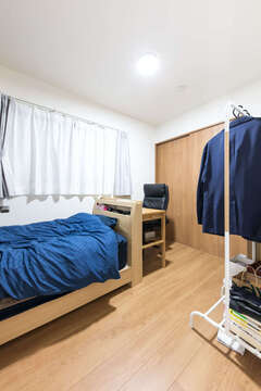 1階に用意したご主人の書斎。土間収納に面した壁にフィックス窓を設け、2面採光に