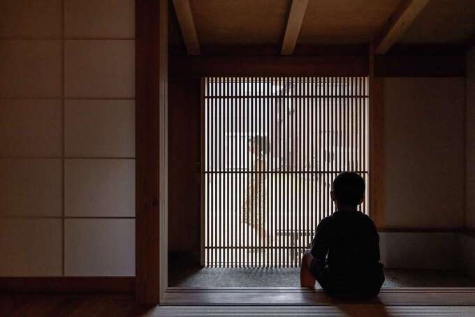 絢爛豪華な「掛塚まつり」の屋台引き回しが見えるよう、ファサードに巨大なFIX窓を採用。通常は木格子で目隠しして、プライバシーを守る