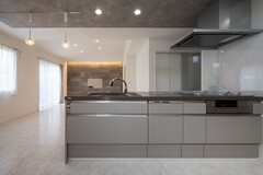 すっきりとしたデザインのキッチン。作業スペースが広く取られ、料理のしやすさを追求。モダンなデザインが特徴的で、家全体に統一感をもたらしている。【トキワハウス デザイン アンド ビルド（常盤工業）】