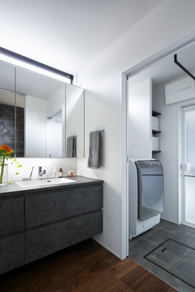 洗面横には、脱衣スペースを。
水回りを一直線にまとめることで、家事動線も抜群！