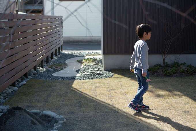 仲田工務店｜手で触ることができる土や草が目の前にあるという贅沢。木や芝が枯れる冬、すべてが色づく春、季節を感じられる庭にこだわった