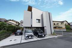 鉄骨造・三階建てのO邸。1階が事務所、2階が寝室と子ども部屋、3階がLDK。許容応力度計算による構造計算を行い、耐震等級3を取得した【TENアーキテクツ一級建築士事務所】