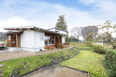 ナチュラルテイストの平屋の外観。広い庭に面しており、自然と調和したデザインが美しい。開放感のある住まい【ネクストハウスデザイン】