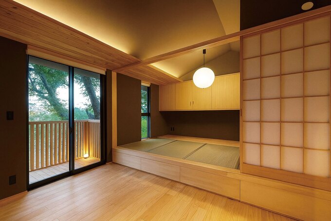 小上がりの畳コーナーに寝室を隣接させて、高級旅館のような雰囲気に
